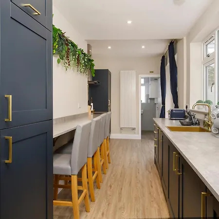 The Milton Sleeps 8 Close To Centre Pet Friendly * 요크