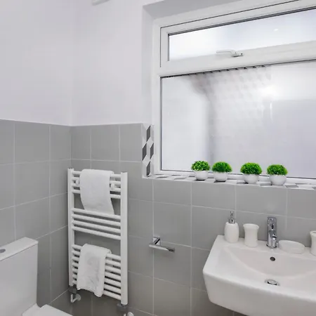 Semesterbostad The Milton Sleeps 8 Close To Centre Pet Friendly *