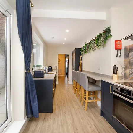 Holiday home The Milton Sleeps 8 Close To Centre Pet Friendly