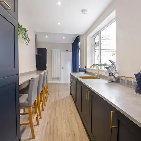Holiday home The Milton Sleeps 8 Close To Centre Pet Friendly *