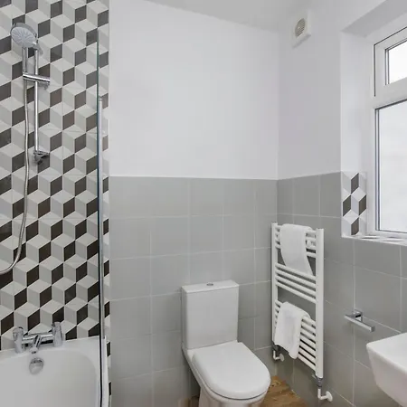 The Milton Sleeps 8 Close To Centre Pet Friendly Holiday home York