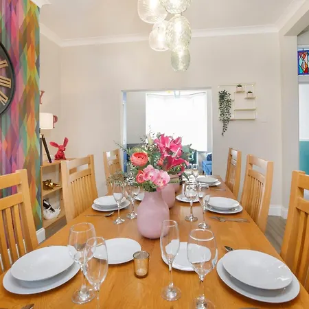 The Milton Sleeps 8 Close To Centre Pet Friendly Holiday home *