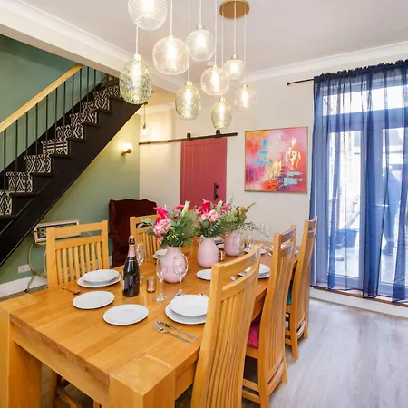 Holiday home The Milton Sleeps 8 Close To Centre Pet Friendly *